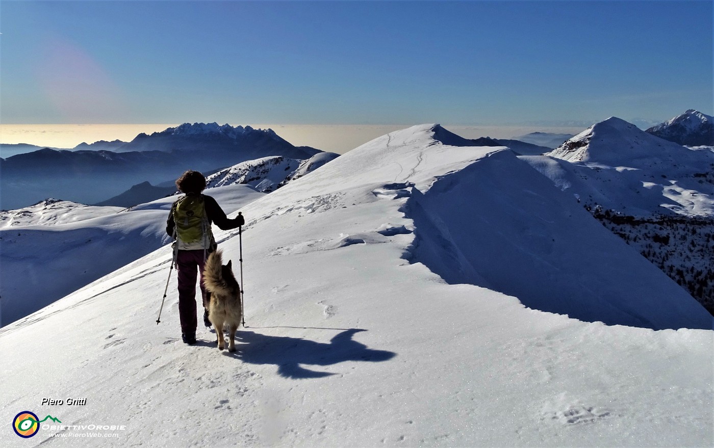 03 Passando dal Pizzo Baciamorti (2009 m) al Monte Aralata (2008 m) ammantati di neve .JPG -                                